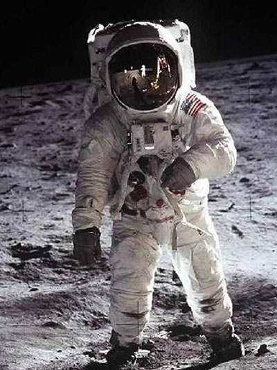 نخستین انسان بر روی کرۀ ماه
